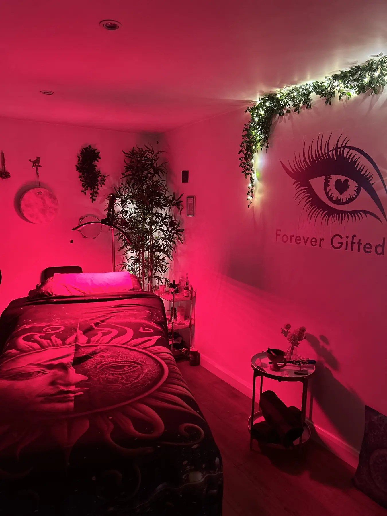 The treatment bed under the red light therapy panel