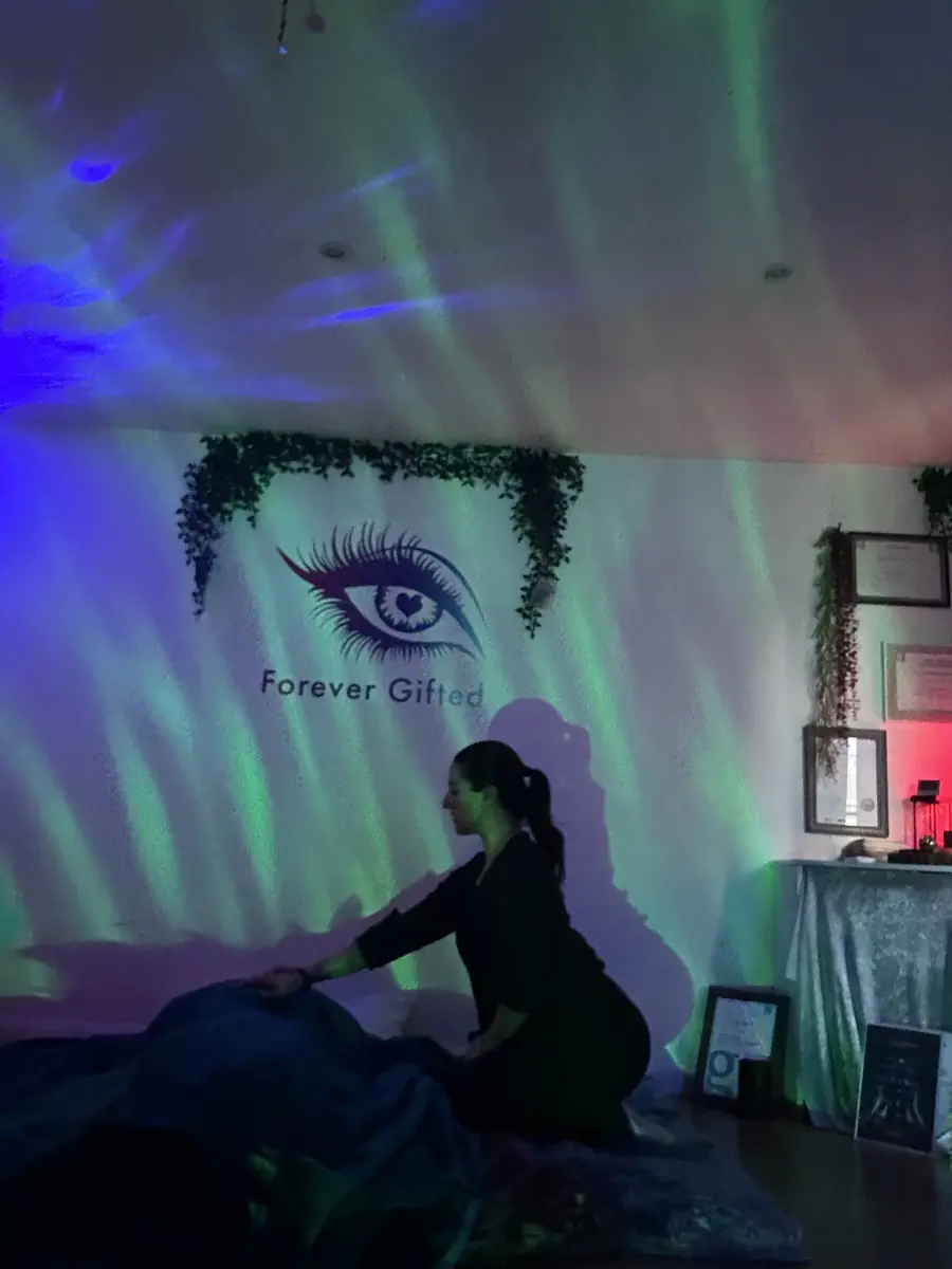 Filiz drumming over a client under aurora light